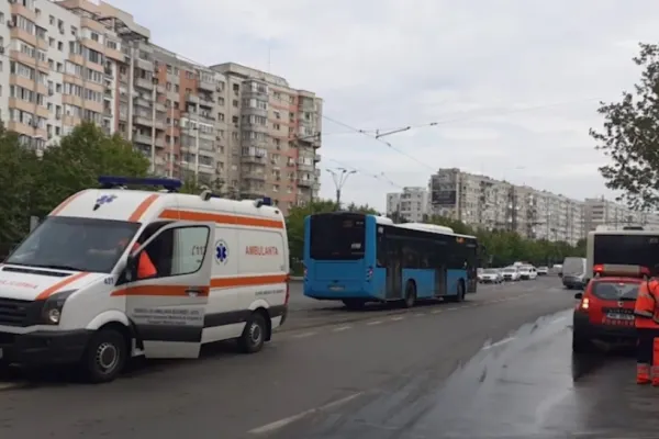 Accident între un autobuz STB și o mașină, în Capitală - O victimă se află în stare gravă