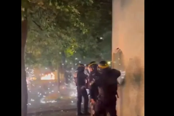 PROTESTE violente în Franța: starea de urgență, tot mai aproape - Un adolescent de 17 ani a fost ucis de un polițist
