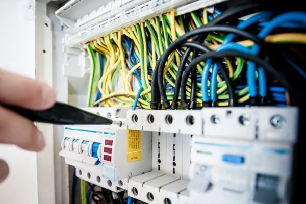 Prosumatorii de energie electrică și gaze naturale vor beneficia de schimbări majore - Proiect adoptat de Senat