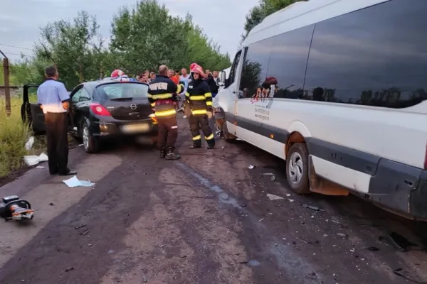 Microbuz de persoane, accident grav cu o mașină pe DN1, la Valea Călugărească: O tânără a murit, 16 răniți - A fost activat Planul ROȘU