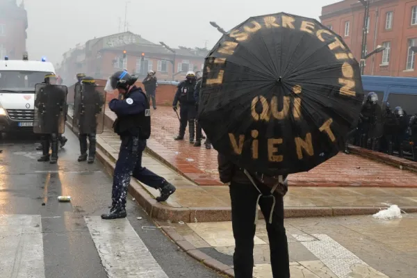 Violențe Franța. A șasea noapte la rând de revolte pe străzi. Săptămâna începe cu noi proteste VIDEO