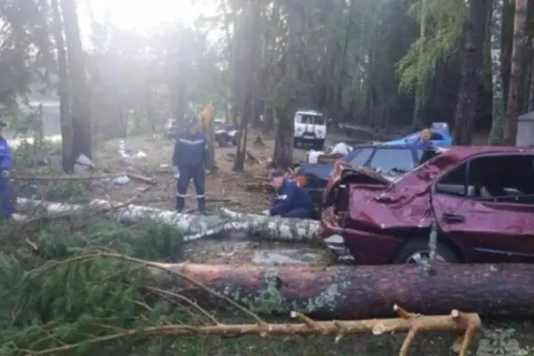 O furtună puternică a făcut prăpăd în Rusia. Zece oameni, printre care și trei copii, au MURIT