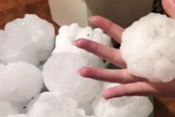 Cea mai mare grindină căzută vreodată în Europa: bucăți de gheață de 19 cm, în Italia - FOTO