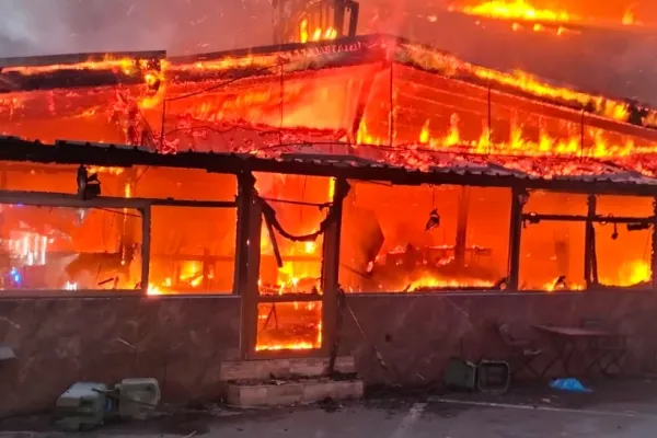 Incendiu uriaș la un motel și restaurant din Băile Herculane