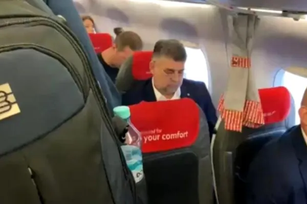 Marcel Ciolacu, filmat și fotografiat în aeroport când își ridică singur bagajele - Premierul a ales să meargă cu un avion de linie în vizita din Germania