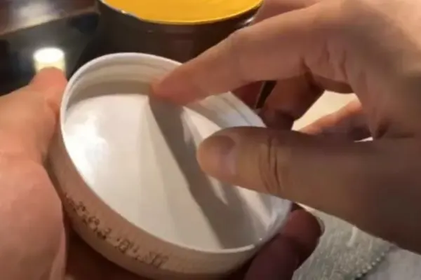 VIDEO – Ce este ascuns in capacul fiecarui borcan de Nutella – Putina lume stie asta