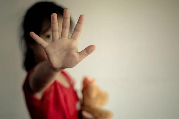 Pedofil de 77 de ani, prins când își „încolțea” victima. Intervenția trecătorilor și a polițiștilor, salvatoare pentru fetița de 12 ani