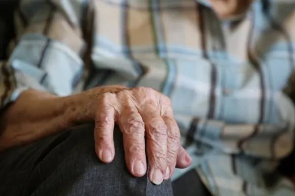 Îngrijitoare româncă, arestată în Italia. Femeia a fost surprinsă în timp ce îl bătea pe bătrânul pe care ar fi trebuit să-l îngrijească
