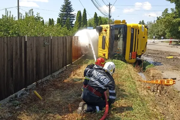 Accident grav în Ploiești - O autocisternă care transporta combustibil s-a răsturnat - Scurgeri de motorină
