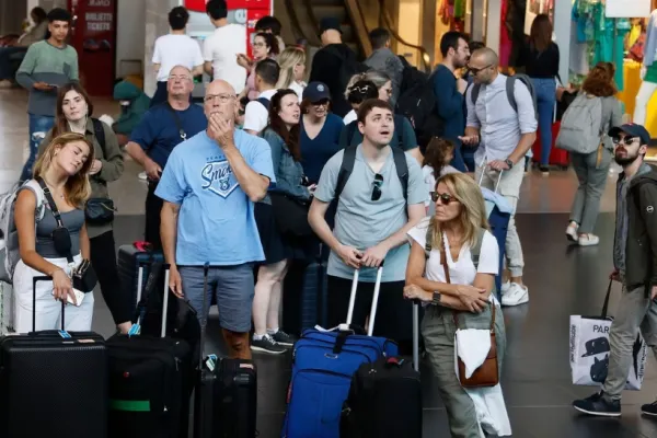 Haos pe aeroporturile din Italia. Sute de români sunt afectați. VEZI ce întârzieri sunt, în timp real