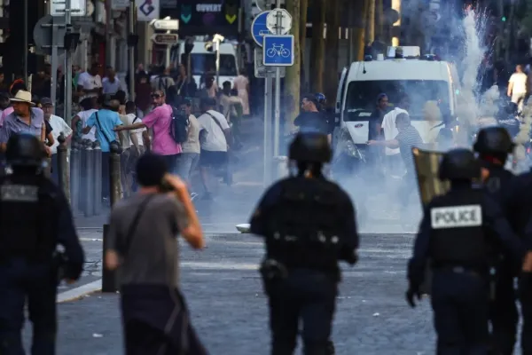 Stare de alertă în Franța | Sute de arestări, după a 5-a noapte de violențe de stradă. Zeci de mii de polițiști mobilizați - VIDEO