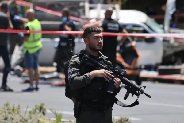 Atentat terorist la Tel Aviv. O mașină a intrat în plin în pietoni, apoi șoferul a coborât să înjunghie oameni la întâmplare: cel puțin 6 victime