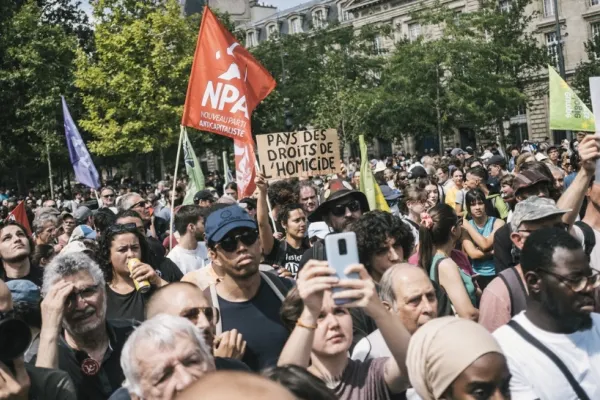 Franța continuă protestele. Peste 2.000 de oameni în stradă pentru tinerii uciși de polițiști