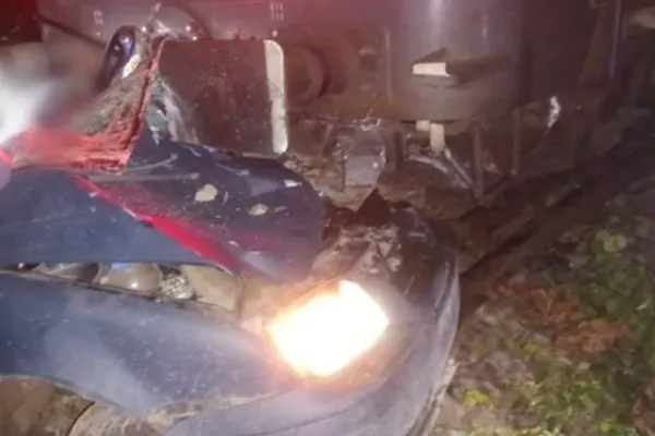 Accident grav la Câmpulung - Un tren a lovit din plin un autoturism - Cei doi bărbați care se aflau în mașină au supraviețuit - Care e starea lor