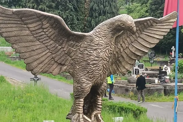 Vulturul de bronz de 100 kg din Cimitirul Eroilor din Zalău a dispărut peste noapte: Polițiștii au intrat pe fir - Ce s-a găsit la fier vechi