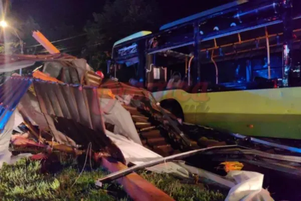 Acoperișul unui restaurant din Vaslui a fost luat de vânt și a fisurat rezervorul unei benzinării. O altă bucată a căzut peste un autobuz cu călători - FOTO