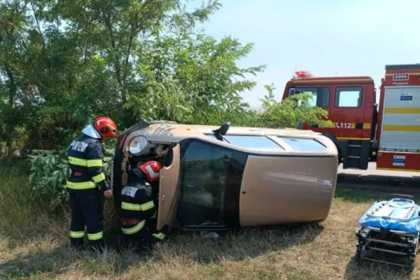 Un șofer de 85 de ani a fost scos cu "descarcerarea" din mașina sa, după un accident în Botoșani