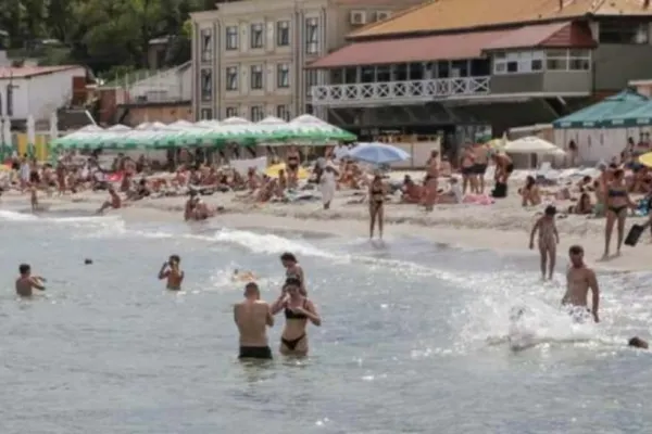 Câteva plaje din Odesa, deschise prima oară de la începutul războiului pornit de Rusia - De a fost luată decizia în pline raiduri aeriene
