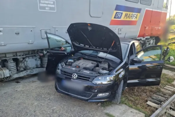 Accident grav în Suceava - Autoturism lovit de tren - O femeie a fost scoasă de sub locomotivă