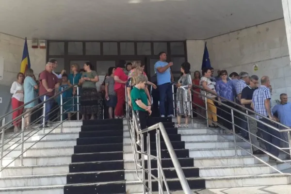 Proteste ale angajaţilor din direcţiile financiare din mai multe judeţe. Trezoreriile sunt închise, nu se fac plăți
