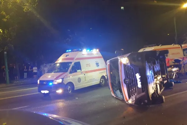 Ambulanță implicată într-un accident violent, la Brașov! 5 răniți, 3 dintre ei au ajuns la spital - FOTO& VIDEO