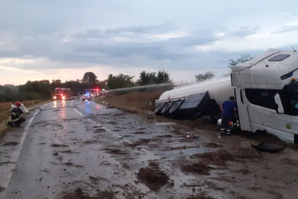 Accident violent în Vaslui, la Crasna: 2 tineri cu politraumatisme după coliziunea dintre o mașină și o cisternă cu combustibil - Trafic blocat total