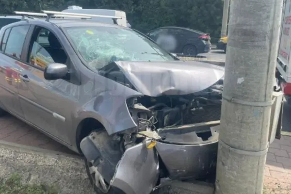 Pietoni spulberați pe un trotuar din Suceava: 4 victime, între care 2 copii. Șoferița a pierdut controlul volanului