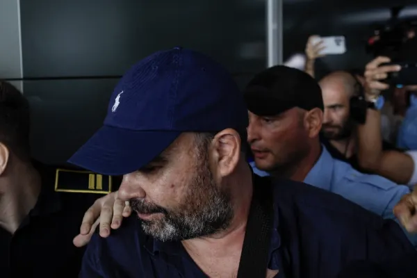 Darius Vâlcov a fost adus în România, după ce a fost extrădat din Italia. Cum arată acum fostul ministru - VIDEO