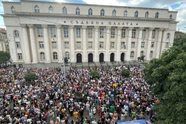 Proteste în Bulgaria pentru a opri violența contra femeilor - Furie după ce un bărbat a scăpat de arest: A tăiat de 100 de ori o fată de 18 ani