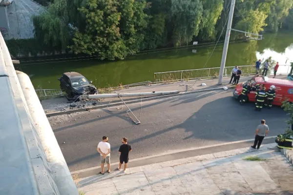 Accident grav, pe Bd. Bucureștii Noi, din Capitală: o mașină a intrat într-un stâlp de iluminat. Linia 97, blocată - FOTO