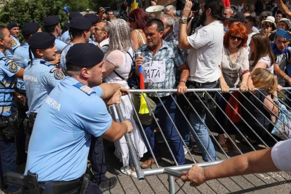 Jandarmeria Capitalei a aplicat amenzi in valoare de 9.700 de lei participanților la protestul AUR din fața Ministerului Sănătății. S-a întocmit și un dosar penal