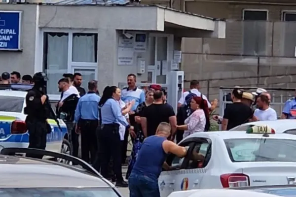 Conflict între clanuri de romi, la spitalul din Câmpia Turzii. 3 dube de mascați și 5 mașini cu polițiști, trimise la intervenție - VIDEO