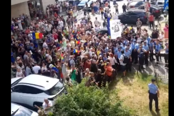 Ciocniri violente între protestatari și jandarmi, la mitingul AUR de la Ministerul Sănătății! Mai mulți jurnaliști, agresați de manifestanți - IMAGINI EXTREME