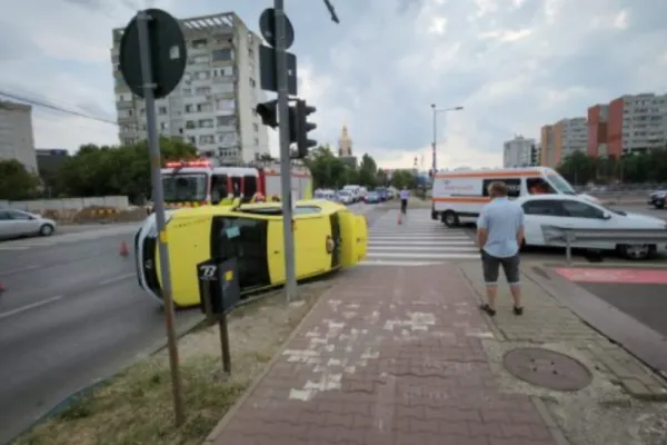 Taxi răsturnat, după un accident violent la Iași! Pasagerii, mamă și fiu, au fost răniți - VIDEO