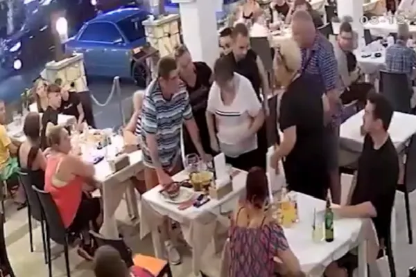 Femeie salvată de chelner, după ce s-a înecat cu mâncare. Momente de panică la restaurant - VIDEO