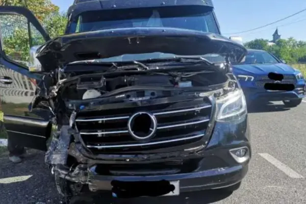 Accident produs de șoferul unui microbuz transport persoane, pe E85. Două persoane au ajuns la spital