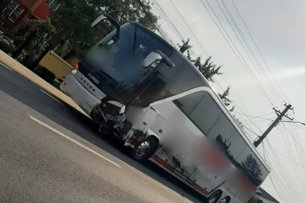 Un autocar în care se aflau 20 de persoane, implicat într-un accident la Suceava. O persoană, rănită - FOTO
