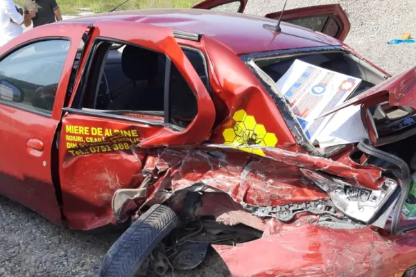 Accident extrem de violent în județul Vaslui! 5 persoane au ajuns la spital - O mașină s-a transformat în armonică - FOTO