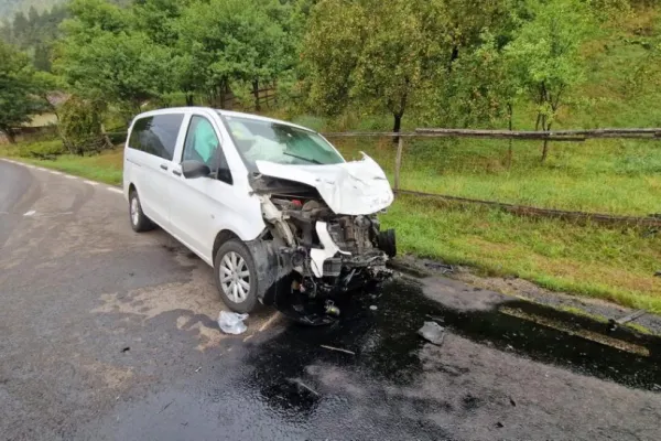 Microbuz cu 7 copii, implicat într-un grav accident de circulație în județul Bacău - FOTO