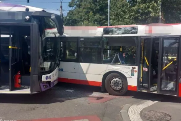 Accident ciudat în Pitești: Două autobuze de transport public s-au ciocnit între ele