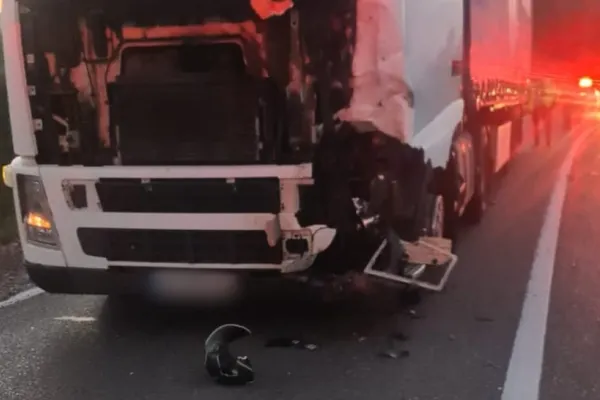 Accident grav - Doi bărbați ce se aflau pe o motocicletă au murit după ce s-au lovit de un autotren