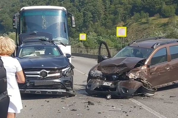 Trafic blocat complet pe Valea Oltului după un accident grav - 3 persoane au fost grav rănite