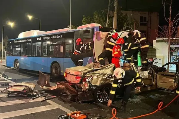 Accident grav în centrul Sibiului: O mașină a intrat în autobuze staționate - O femeie a murit pe loc și 2 tineri răniți | VIDEO