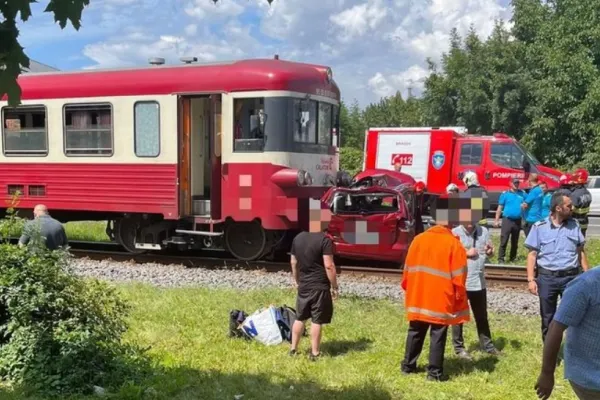 Accident grav - Mașină lovită de tren, la Brașov - Șase persoane rănite, dintre care doi copii