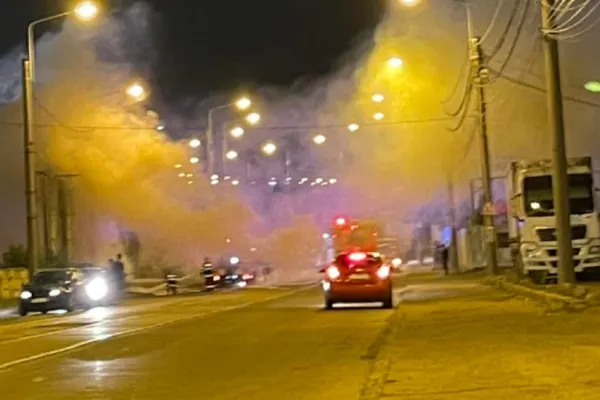Accident mortal în Ploiești - 2 tineri au ars de vii în mașina care a luat foc după impactul puternic cu un stâlp