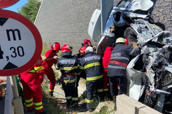 Accident șocant, în Timișoara: mașină urcată pe un zid, zdrobită de un indicator rutier - VIDEO