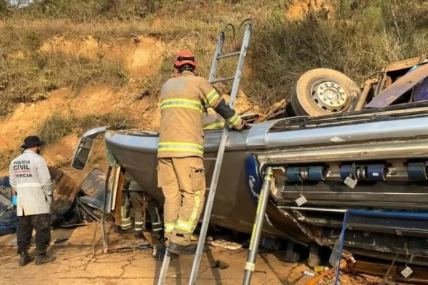 Accident grav - Cel puțin 7 morți după ce un autobuz plin cu suporteri s-a răsturnat