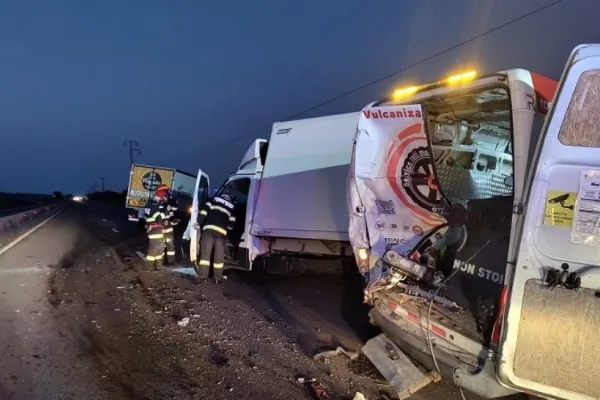 Prăpăd pe străzile din România - Un nou accident grav pe DN1 Ploiești - Brașov - Trei autoutilitare s-au făcut praf