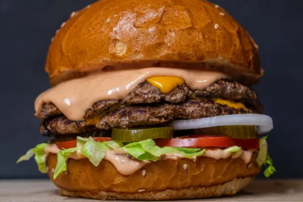 Rețetă de burgeri delicioși. Ingredientul secret pentru un gust ca la restaurant!