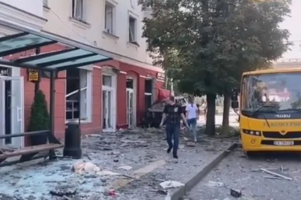 Cel puțin cinci morți și zeci de răniți în Ucraina după ce rușii au bombardat un grup de oameni care mergeau la biserică